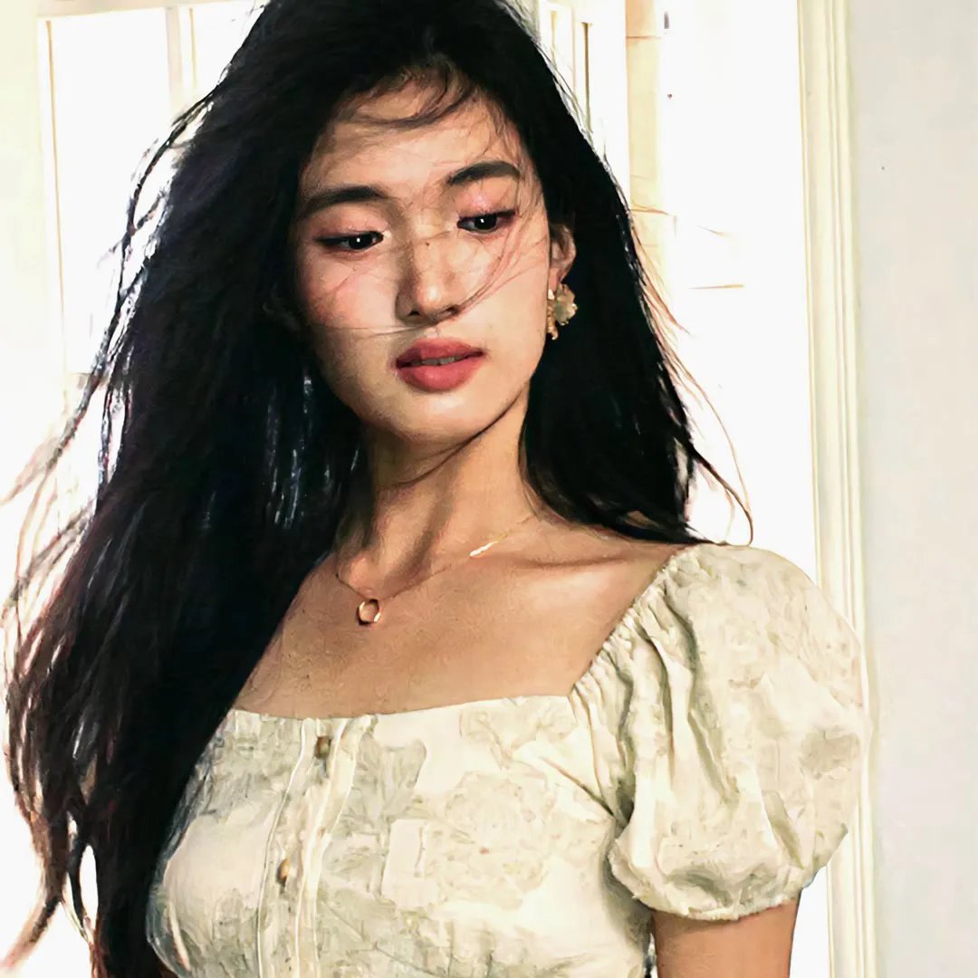 给小酒馆女子喝高杯酒